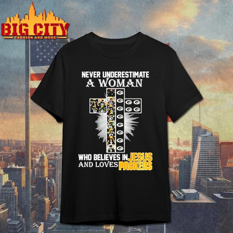 Never underestimate a woman who believe in Jesus and loves Green Bay Packers shirt