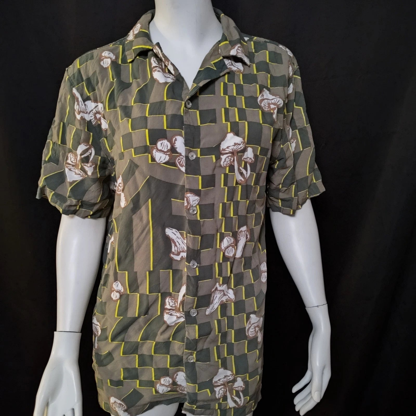 Mushroom shirt small men's 34-36 rayon graphic print short sleeve button down