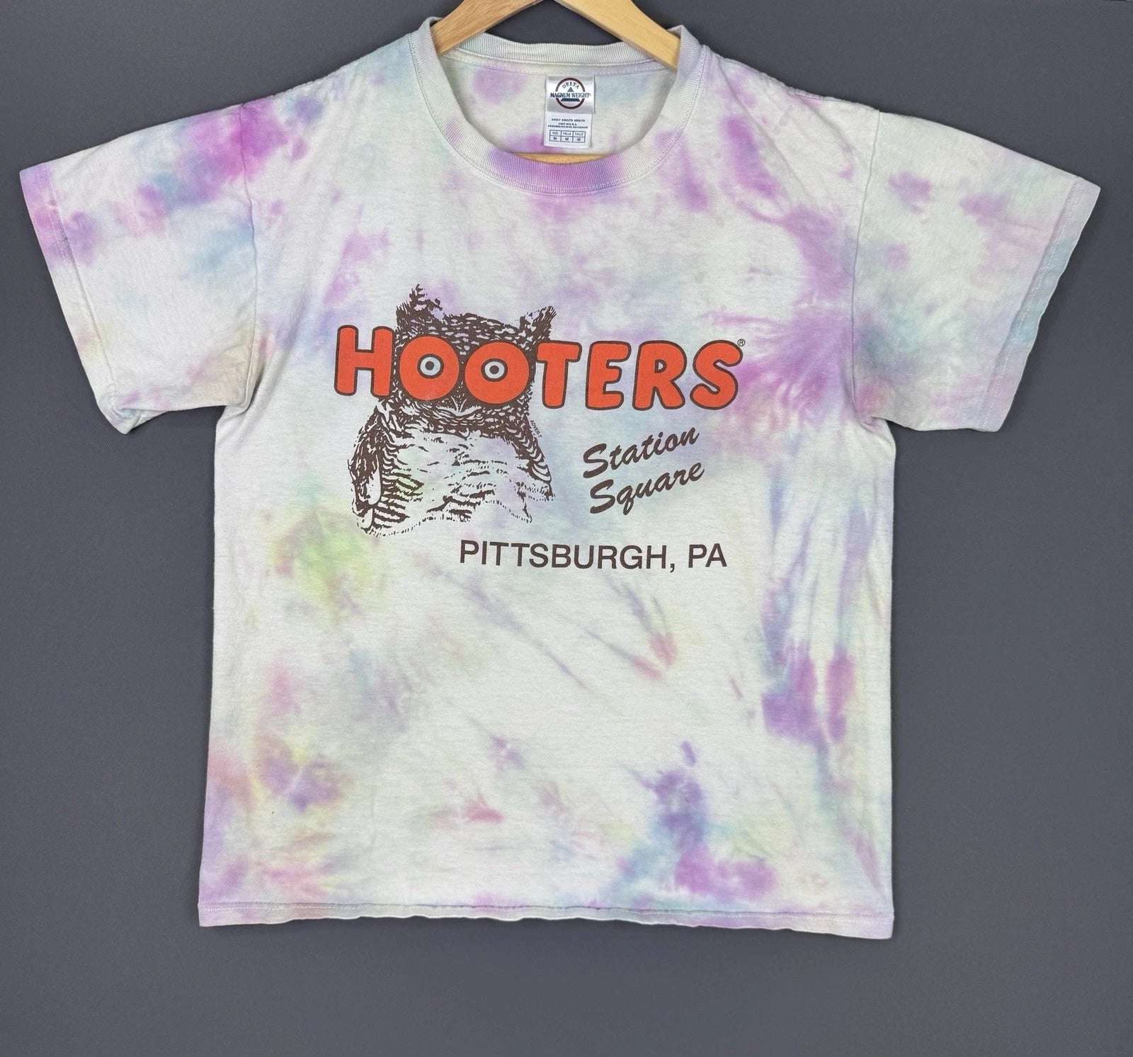 Vintage Y2K Hooters Station Square Pittsburgh PA Tie Dye Promo Restaurant Medium