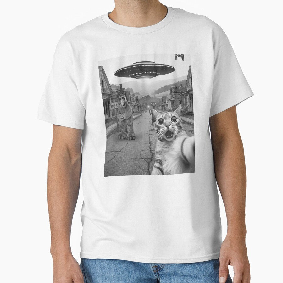 Cat on the run from Ufos and Alfs by Strauss-Design