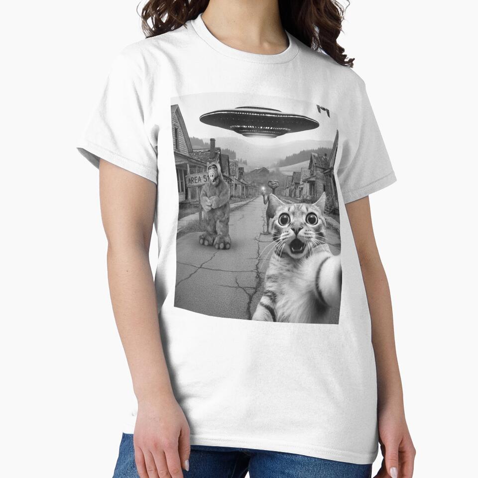 Cat on the run from Ufos and Alfs by Strauss-Design